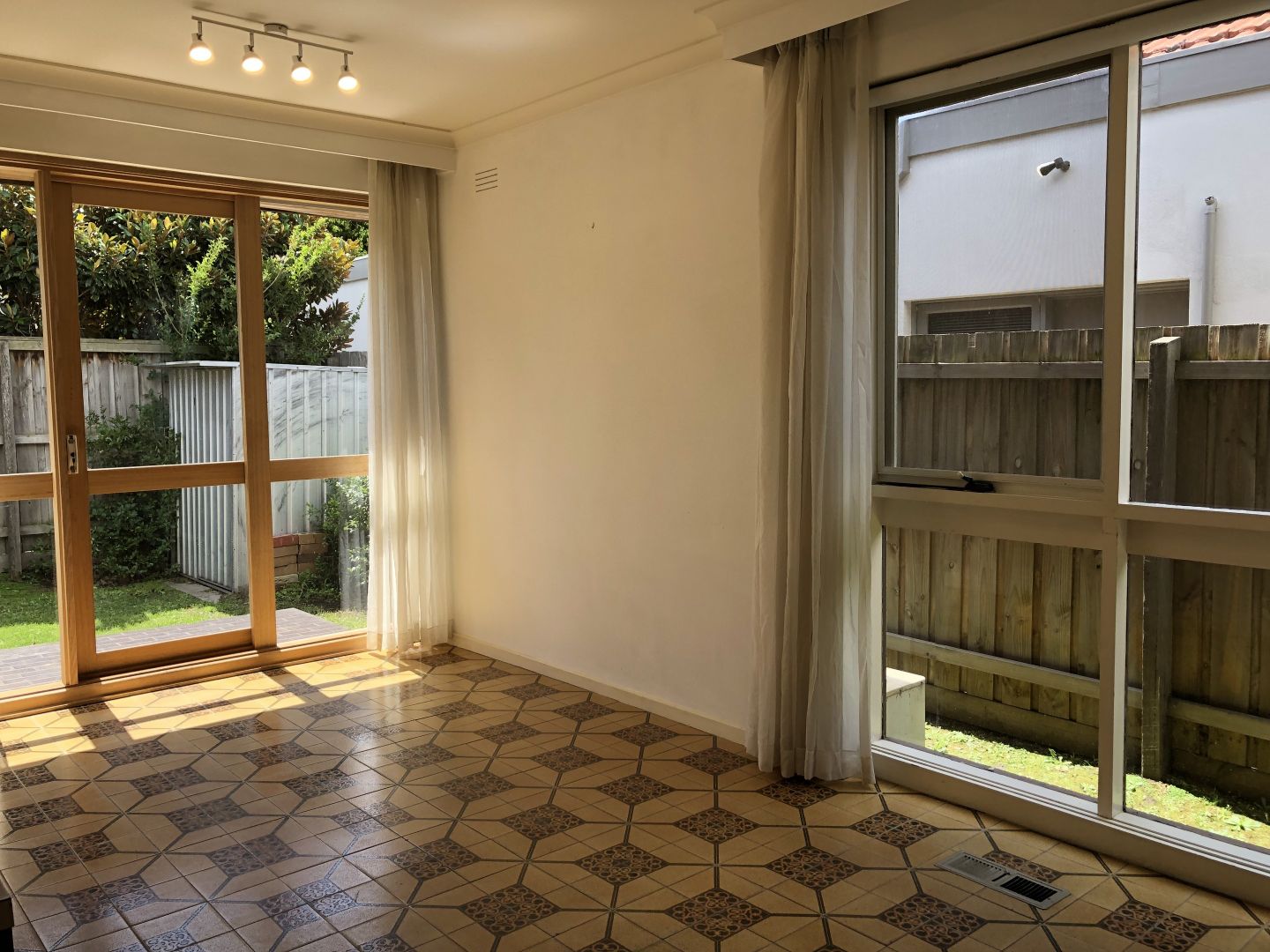 1/1 Snowdon Avenue, Caulfield VIC 3162 Apartment For Rent 700 Domain