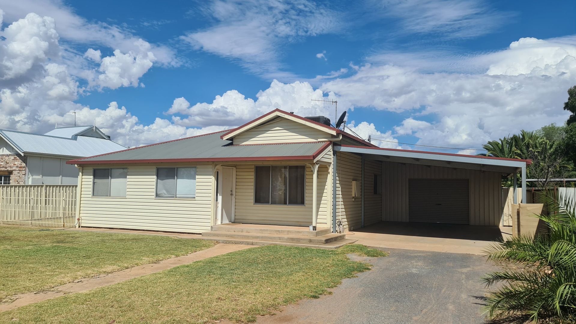 4 bedrooms House in 169 Palm Avenue LEETON NSW, 2705