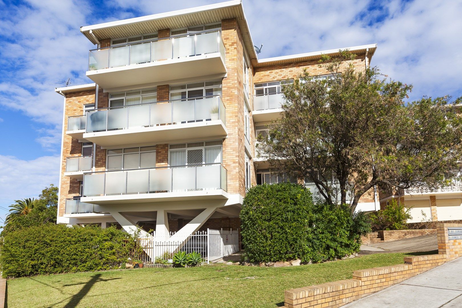 2 bedrooms Apartment / Unit / Flat in 2/18 Burke Road CRONULLA NSW, 2230