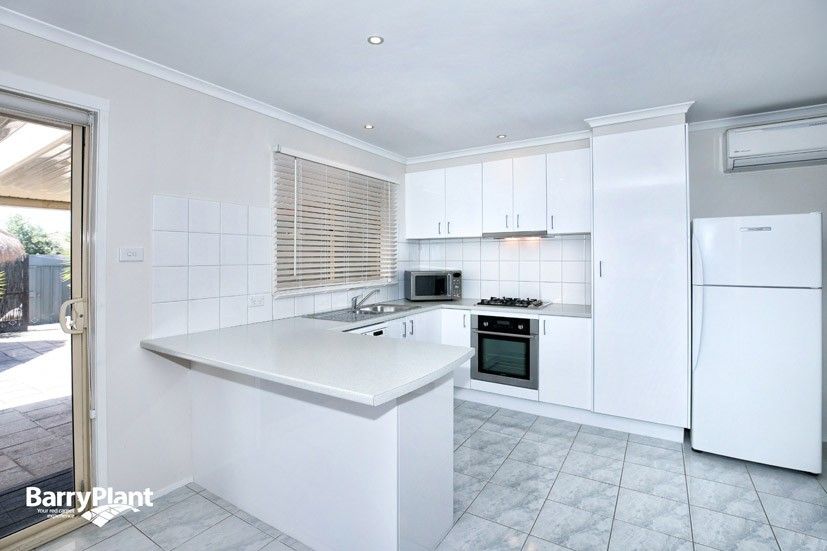 8 Marsden Walk, Roxburgh Park VIC 3064, Image 2