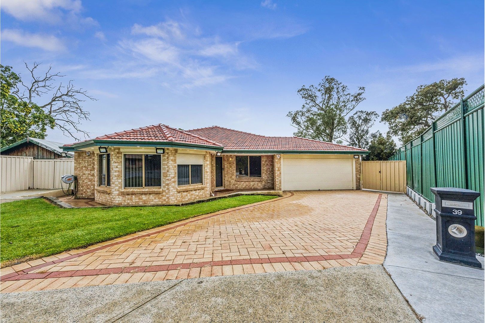 4 bedrooms House in 39 Taylor Close LEDA WA, 6170