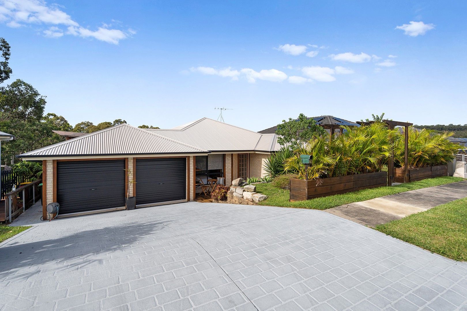 5 bedrooms House in 28 County Drive FLETCHER NSW, 2287