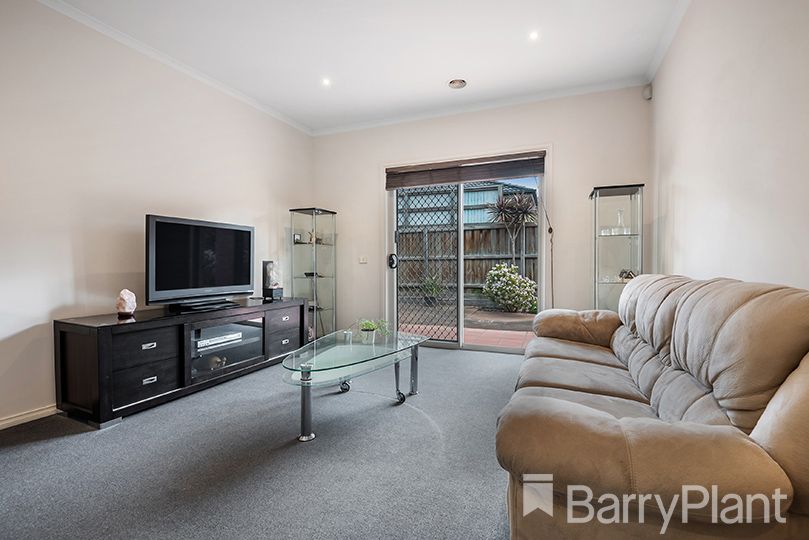 15 Hummingbird Place, South Morang VIC 3752, Image 2