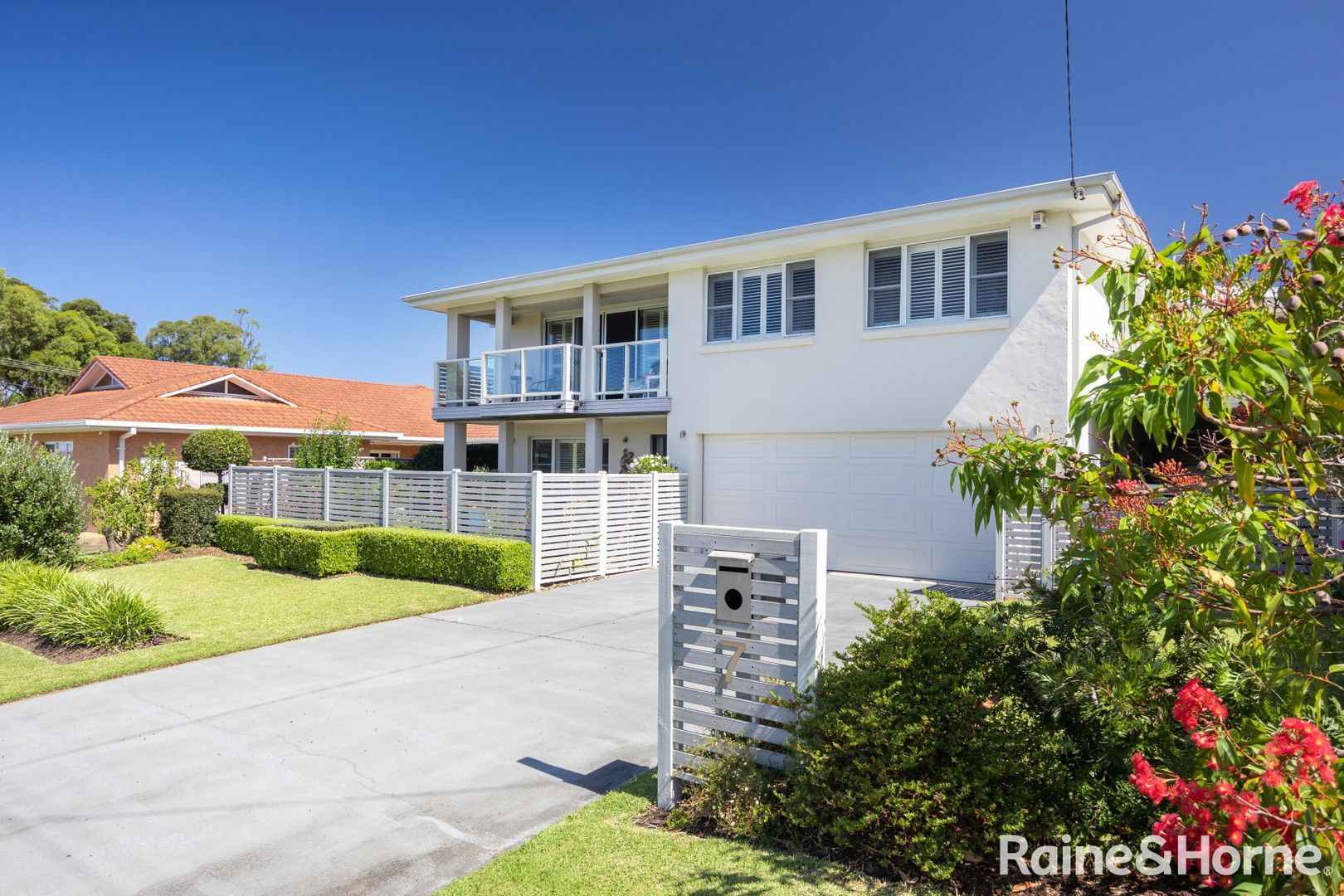 5 bedrooms House in 7 Garside Road MOLLYMOOK BEACH NSW, 2539