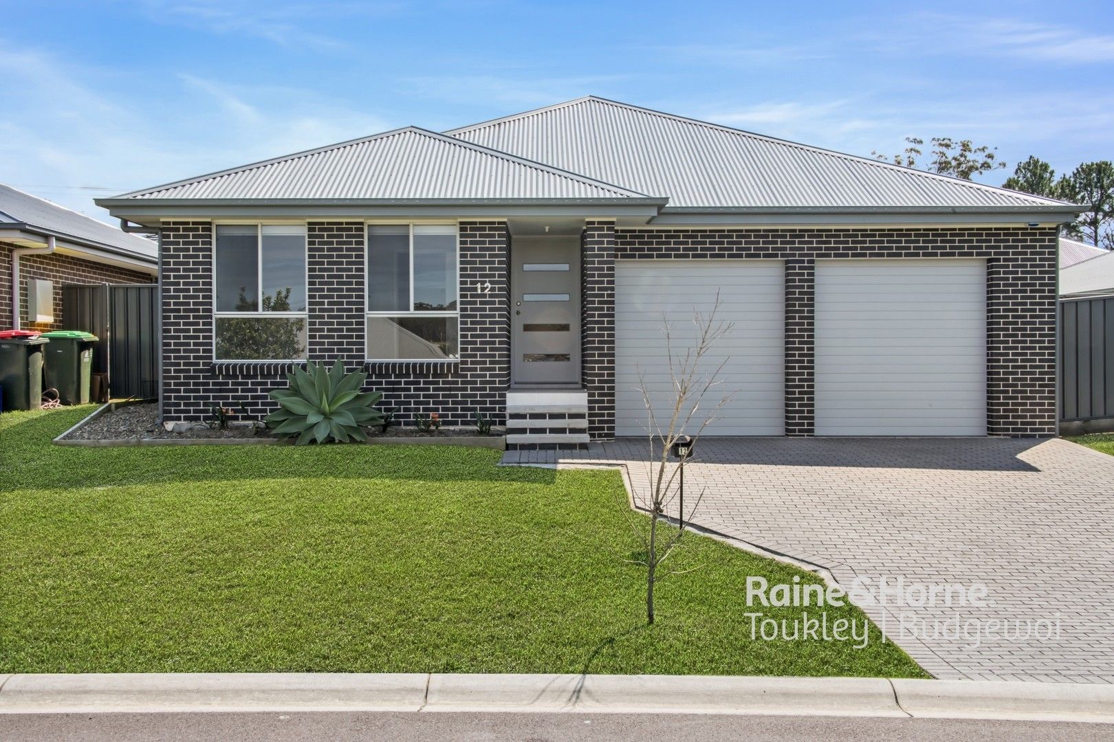 4 bedrooms House in 12 Lawrence Avenue WYEE NSW, 2259