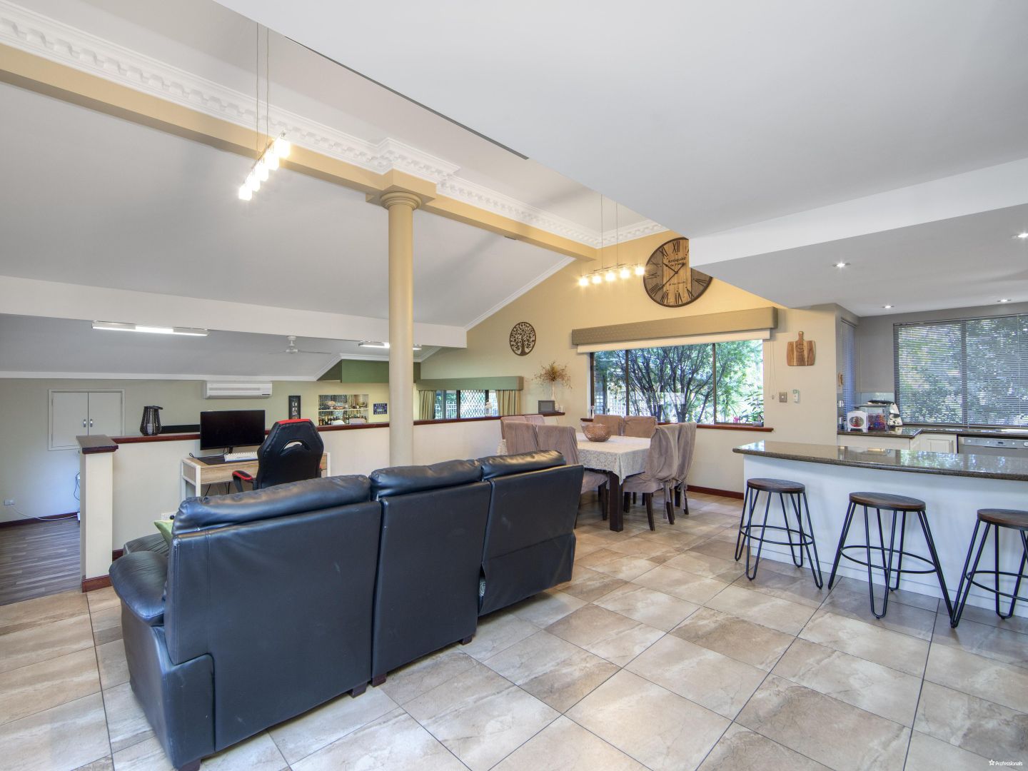 6 Oxford Court, Maida Vale WA 6057, Image 2