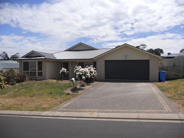 4 bedrooms House in 14 Altinio Drive MOUNT GAMBIER SA, 5290