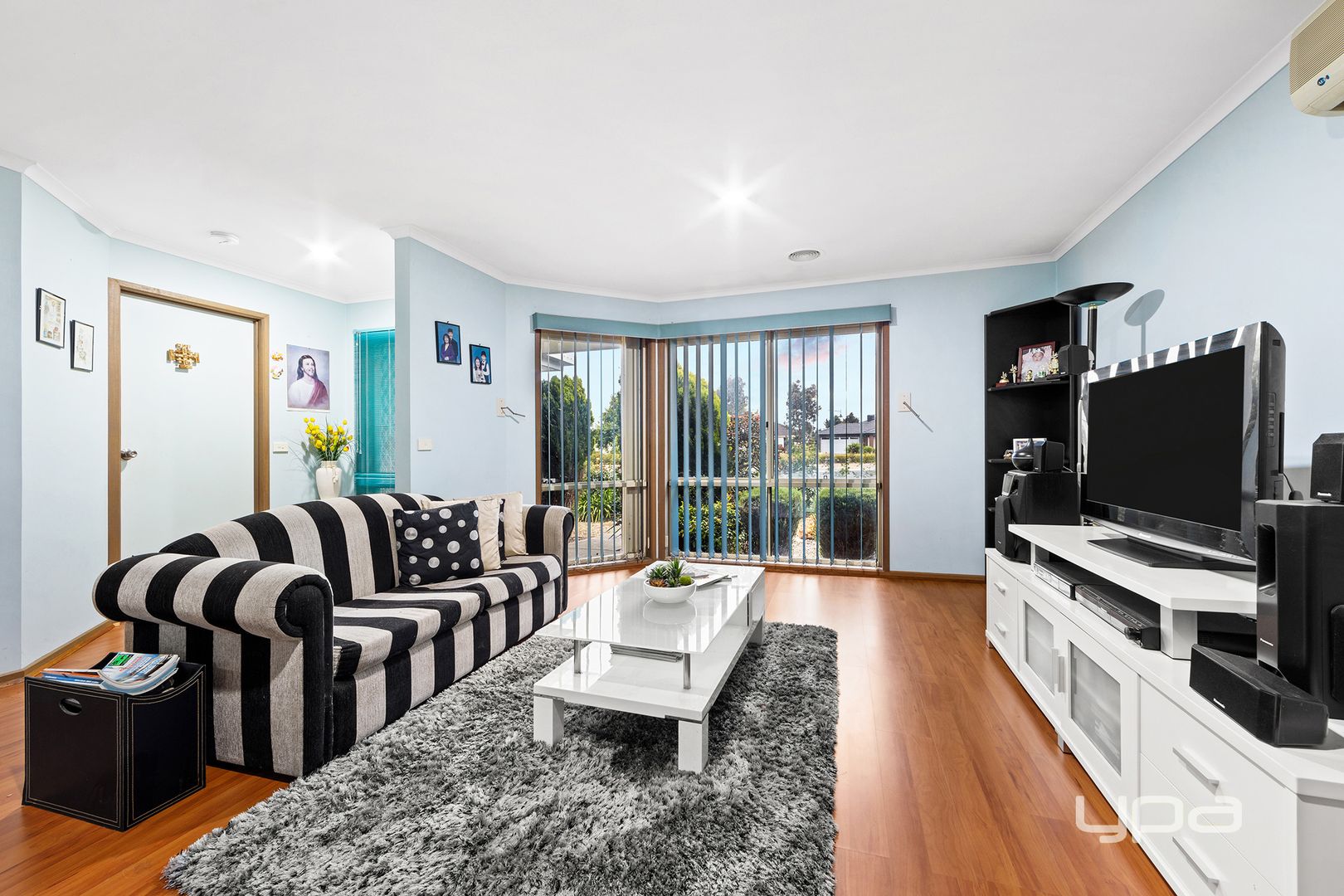 216 Westwood Drive, Burnside VIC 3023, Image 2