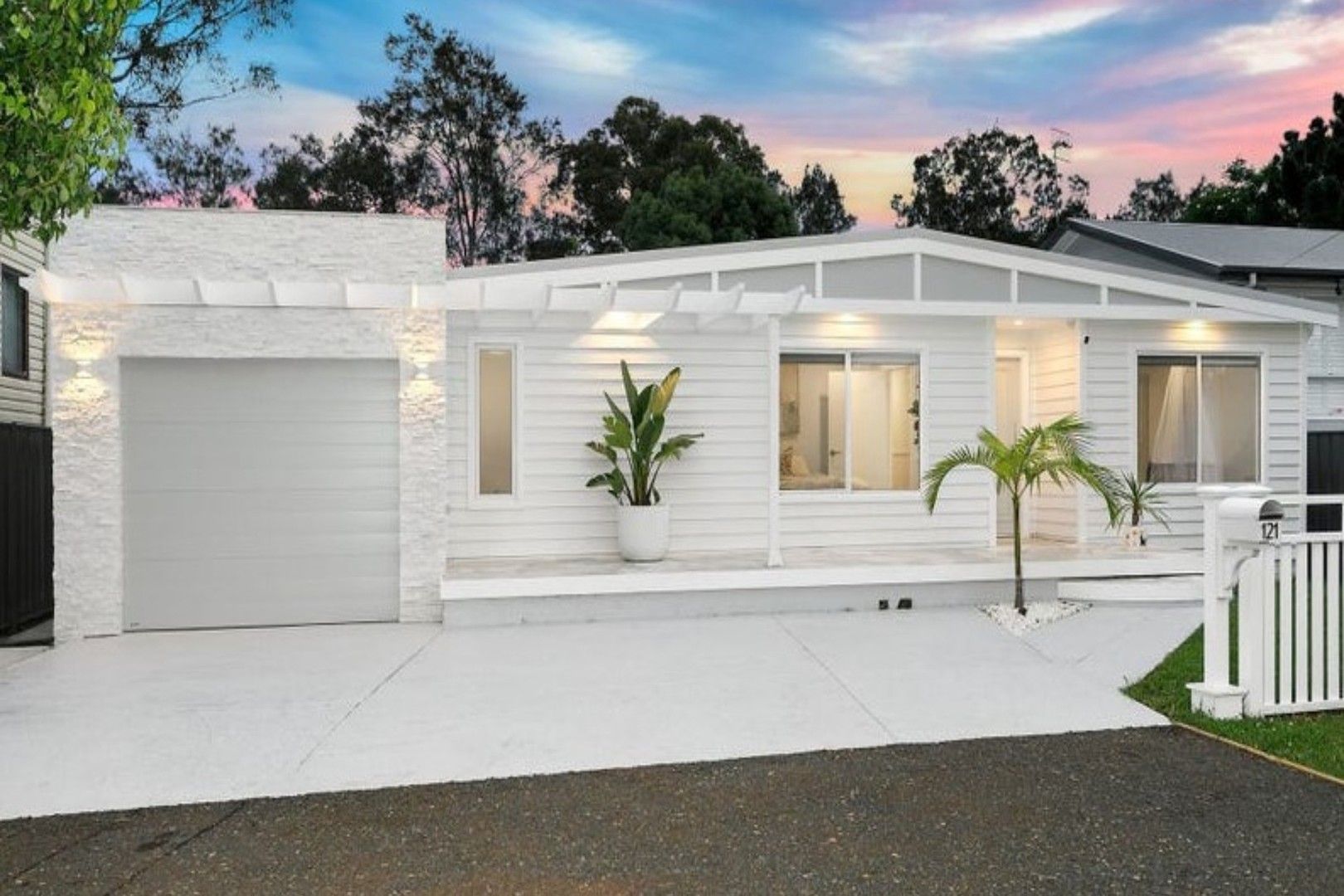 4 bedrooms House in 121 Geoffrey Road CHITTAWAY POINT NSW, 2261