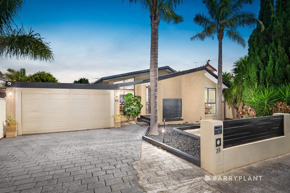 4 bedrooms House in 25 Brabham Drive MILL PARK VIC, 3082
