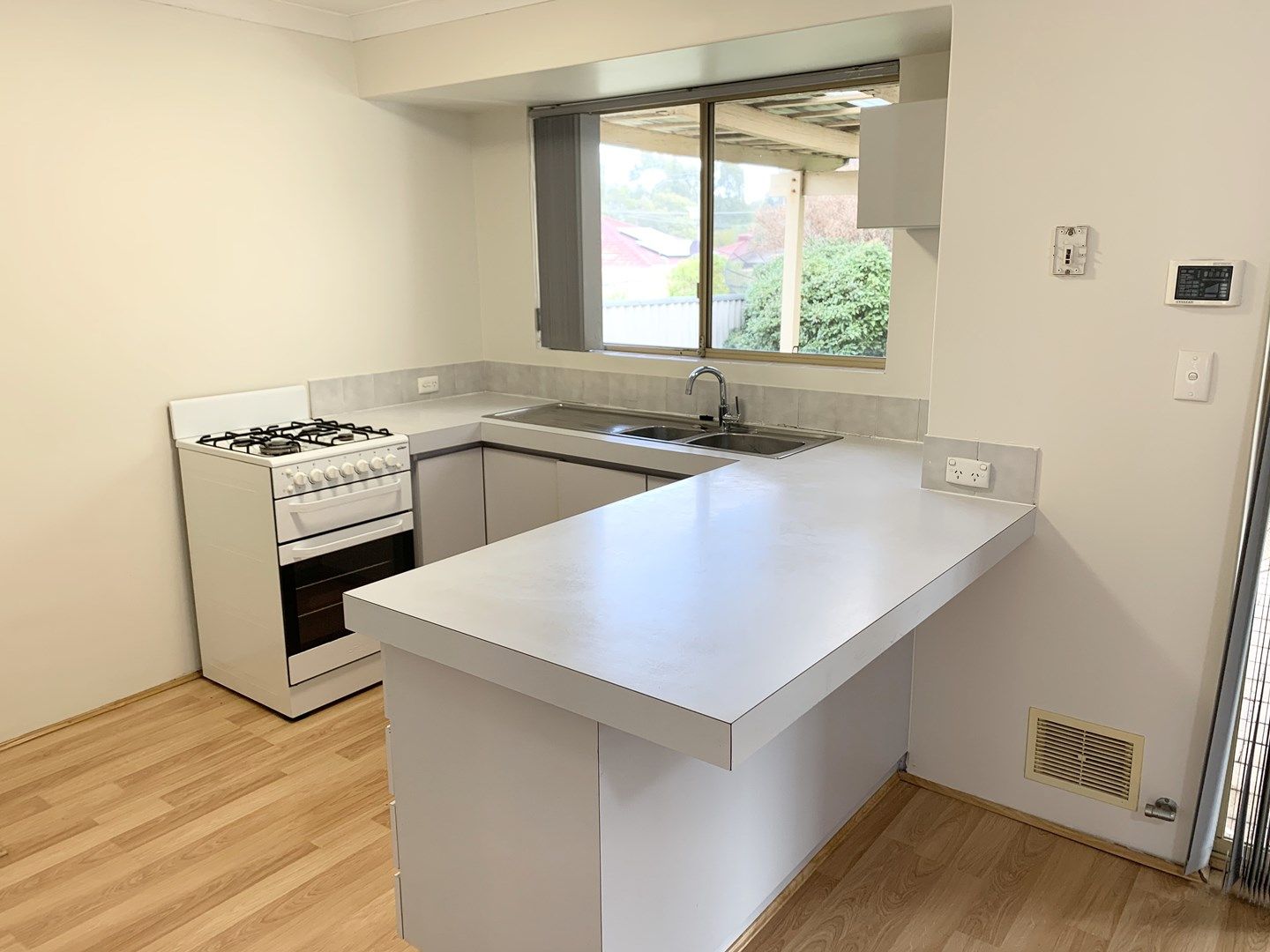 3 bedrooms House in 24 Pegley Drive PARKWOOD WA, 6147