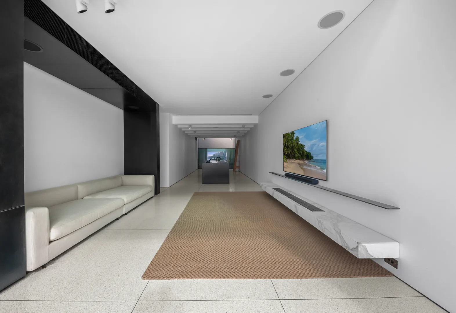 Architecturally Stunning home with direct water views from every level! - Więcej