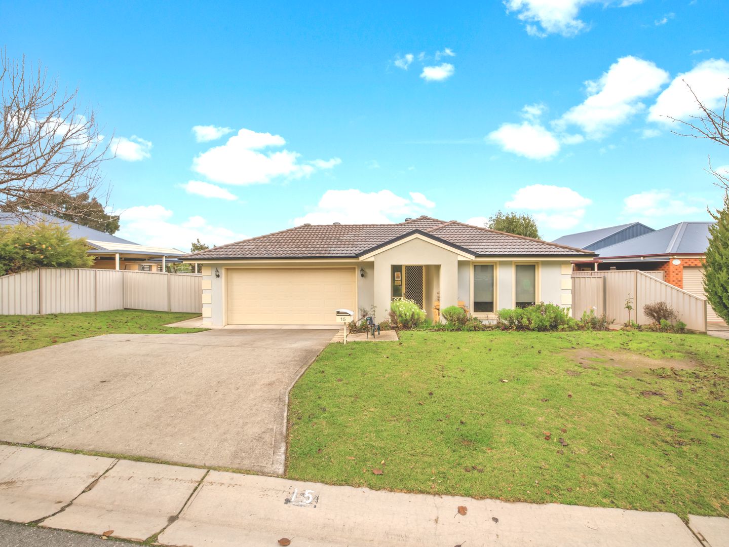 4 bedrooms House in 15 Dilligar Place SPRINGDALE HEIGHTS NSW, 2641