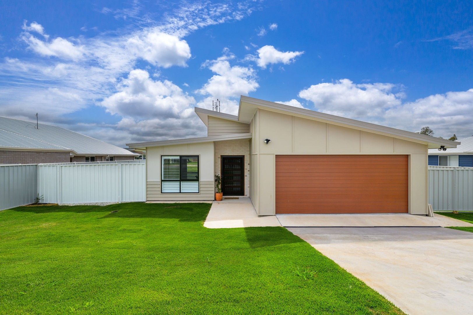 4 bedrooms House in 18 Panda Street SOUTHSIDE QLD, 4570