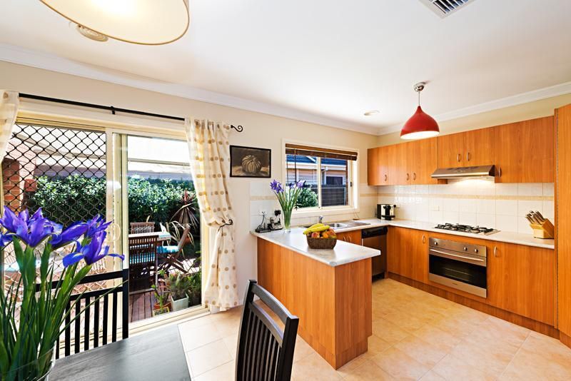 2/11 Dagonet Street, STRATHMORE VIC 3041, Image 2