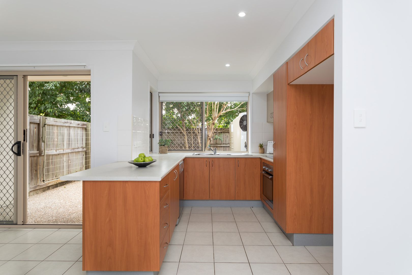 3/6 Canton Court, Manly West QLD 4179, Image 2