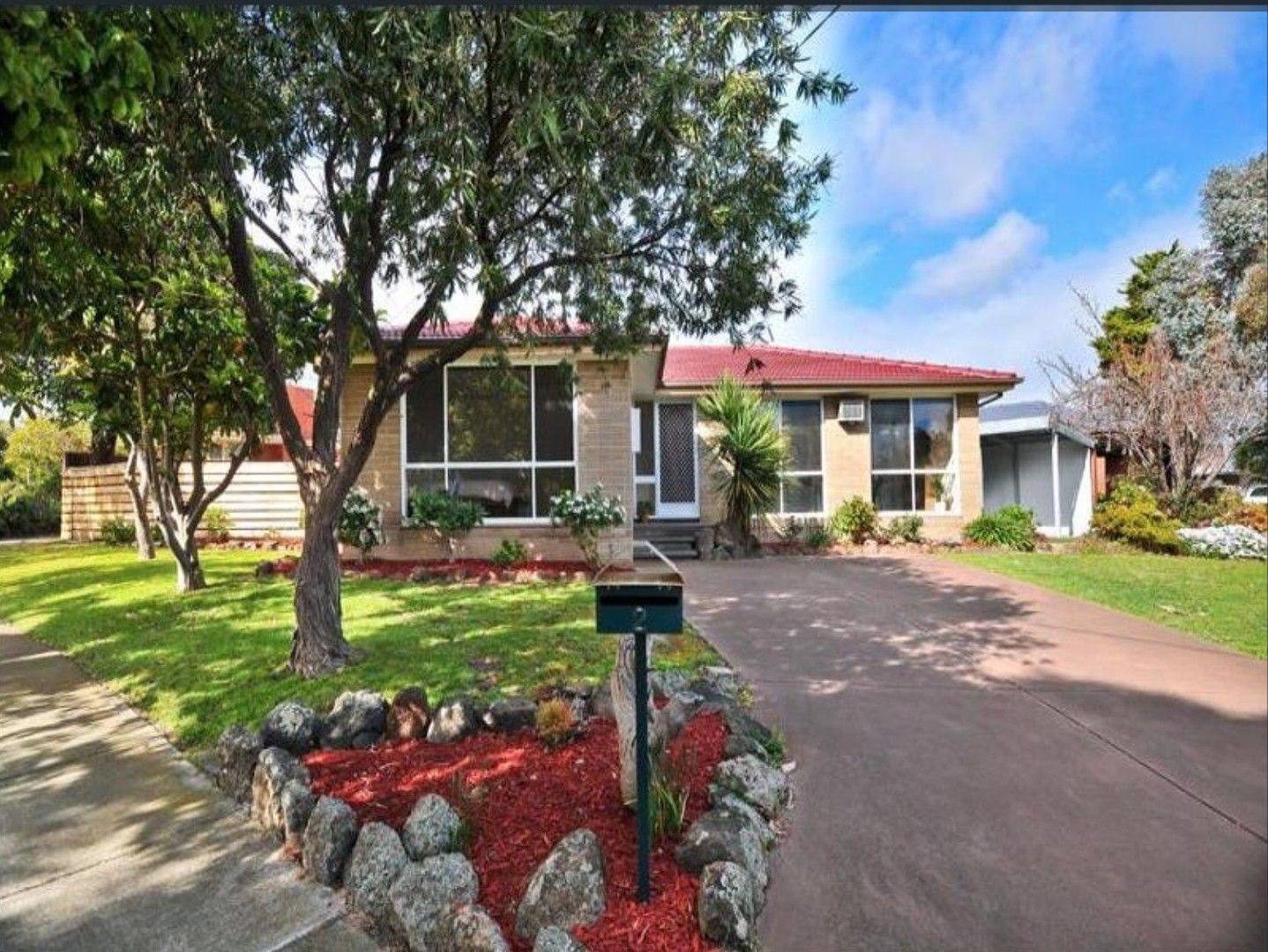 3 bedrooms House in 2 Medoro Grove MULGRAVE VIC, 3170