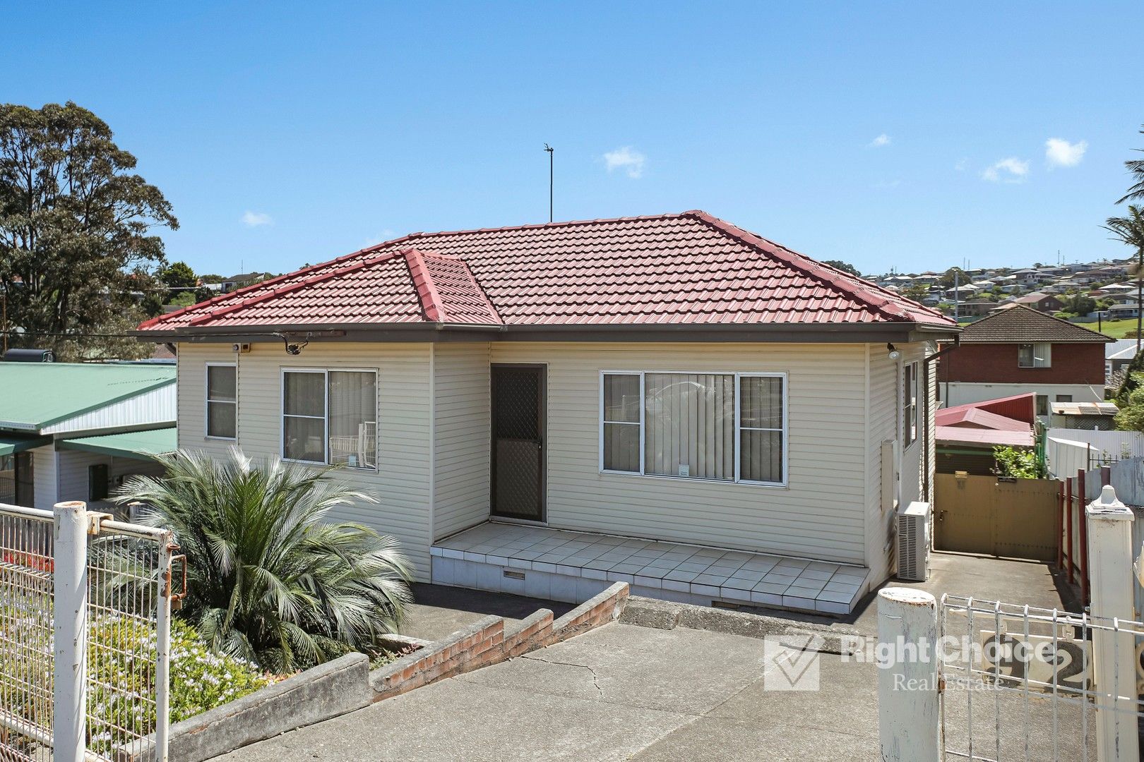 3 bedrooms House in 92 Weringa Avenue LAKE HEIGHTS NSW, 2502