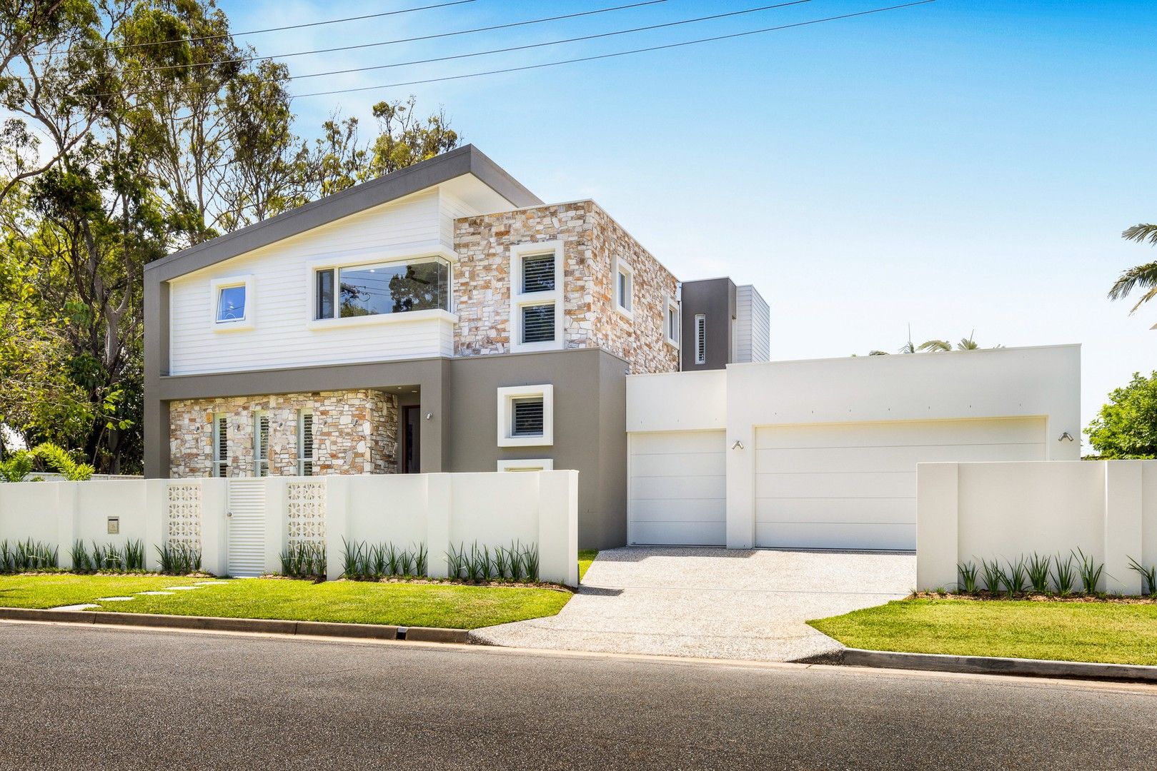 5 bedrooms House in 15 Kalimna Drive BROADBEACH WATERS QLD, 4218