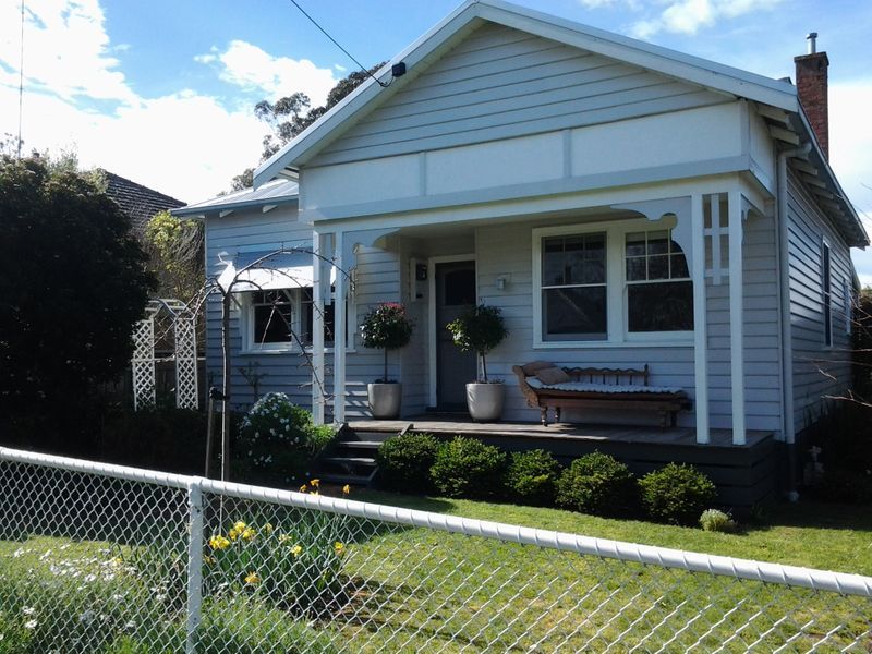 2 bedrooms House in 6 Dickens Street HAMILTON VIC, 3300