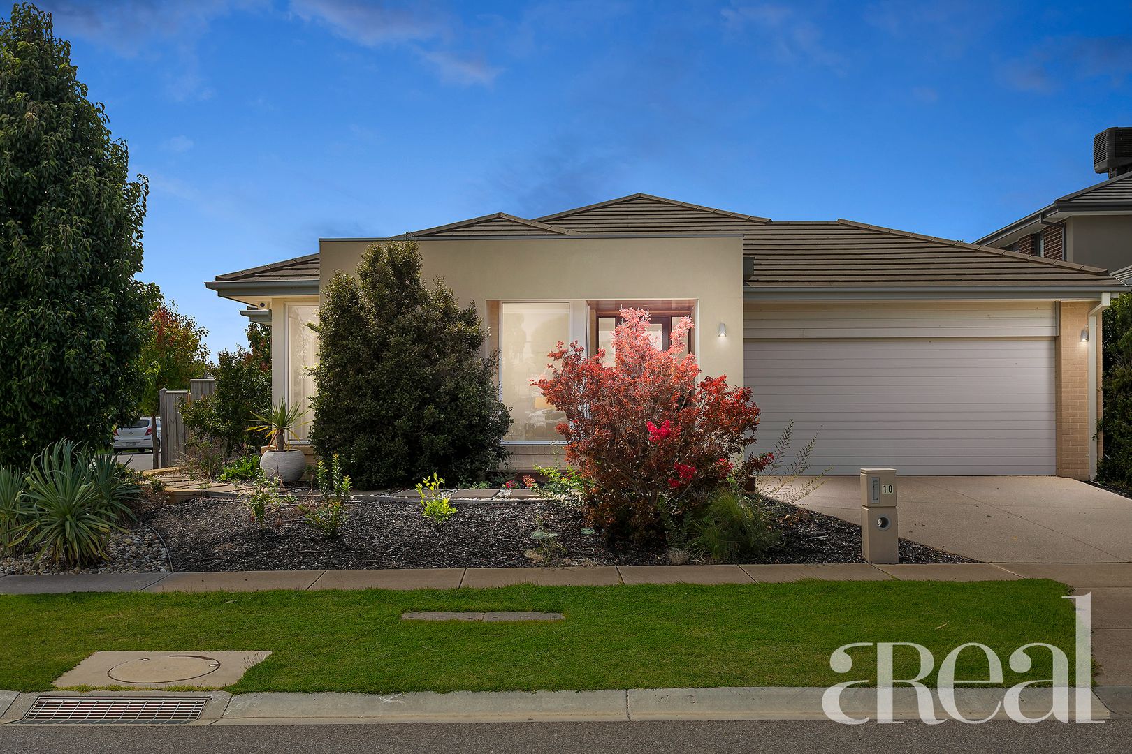4 bedrooms House in 10 Shiraz Crescent POINT COOK VIC, 3030