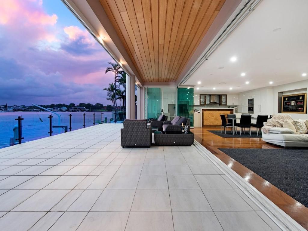 6 bedrooms House in 78 Admiralty Drive PARADISE WATERS QLD, 4217