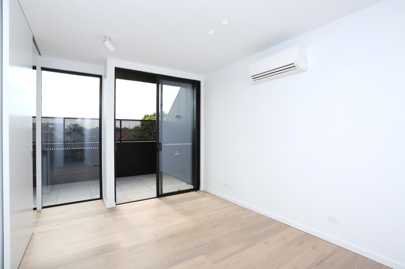 8/31 Pine Avenue, Elwood VIC 3184, Image 2