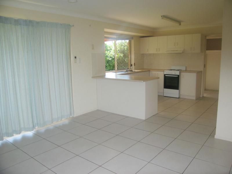 30 Lennon Drive, WINDAROO QLD 4207, Image 2