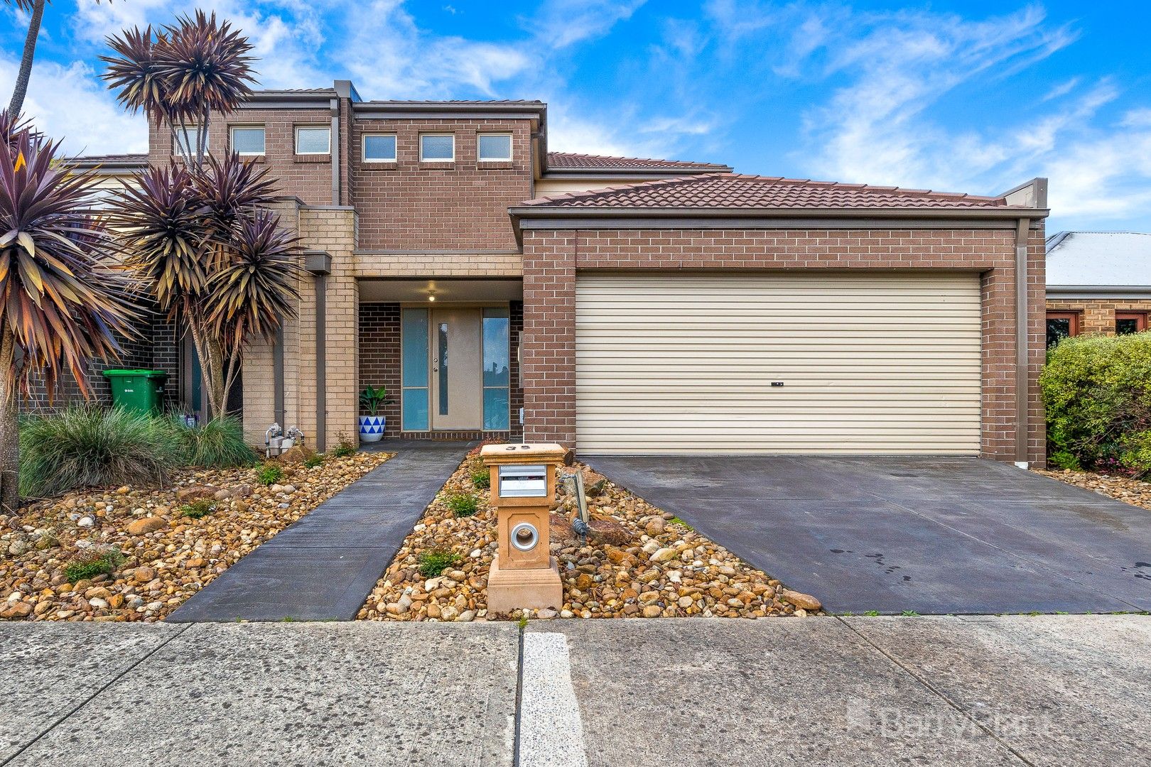 3 bedrooms House in 35 Fallingwater Drive PAKENHAM VIC, 3810
