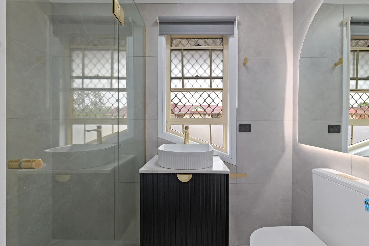 Renovated Townhouse in Ultra-Convenient Pocket - More