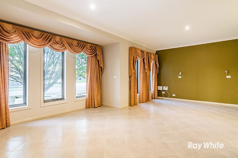 10 Broadstone Way, Cranbourne VIC 3977, Image 2