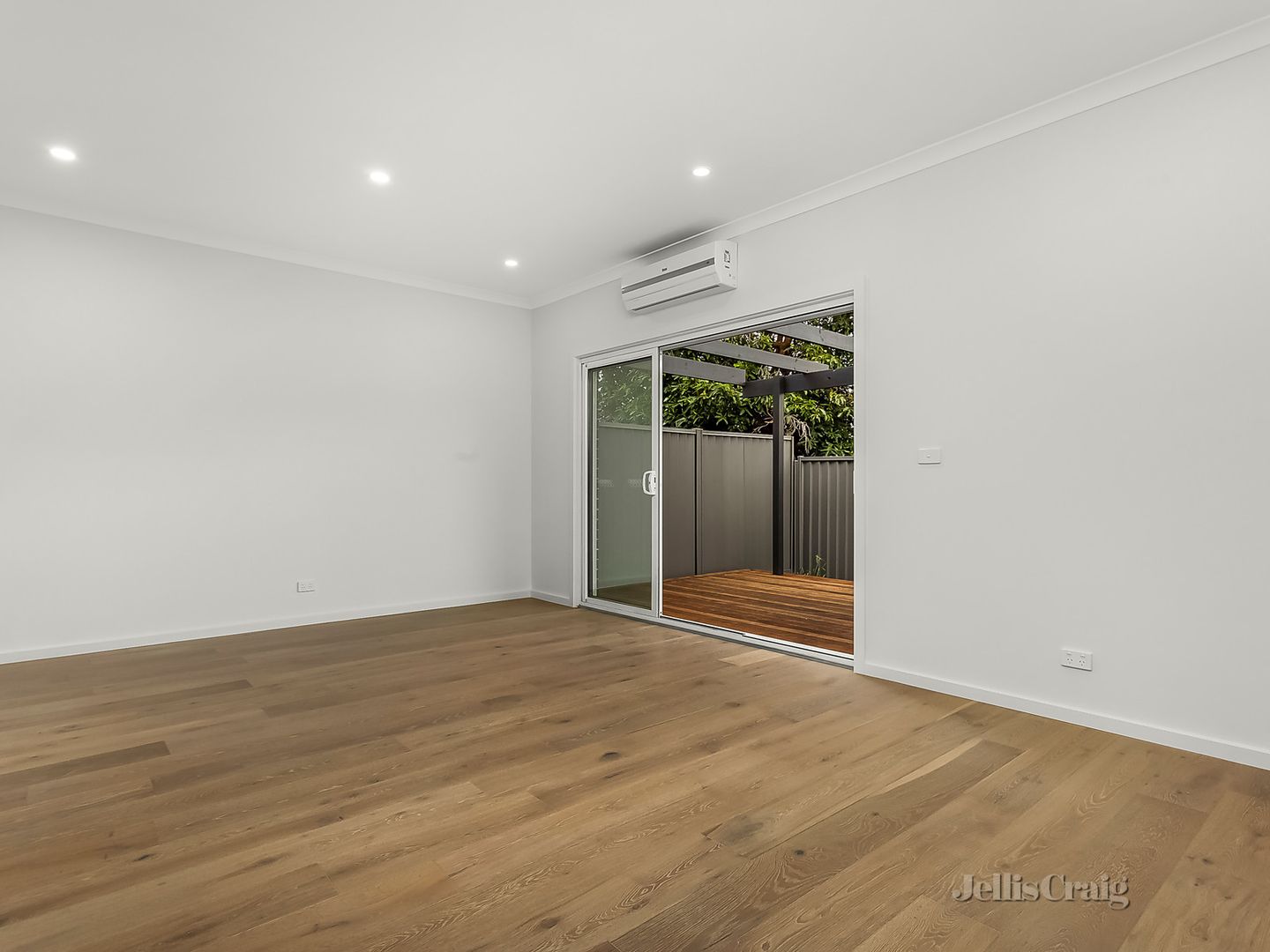 2/21 Hillside Grove, Airport West VIC 3042, Image 2