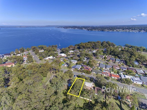13 Middle Point Road, Bolton Point NSW 2283