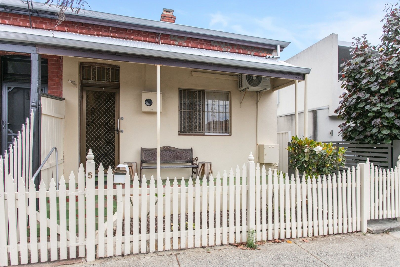 2 bedrooms House in 5 Melrose Street LEEDERVILLE WA, 6007