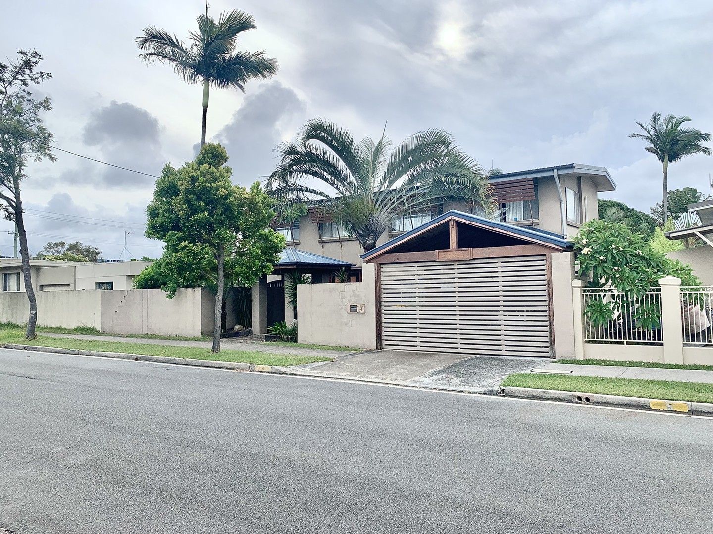 5 bedrooms House in 4 Annerley Avenue RUNAWAY BAY QLD, 4216