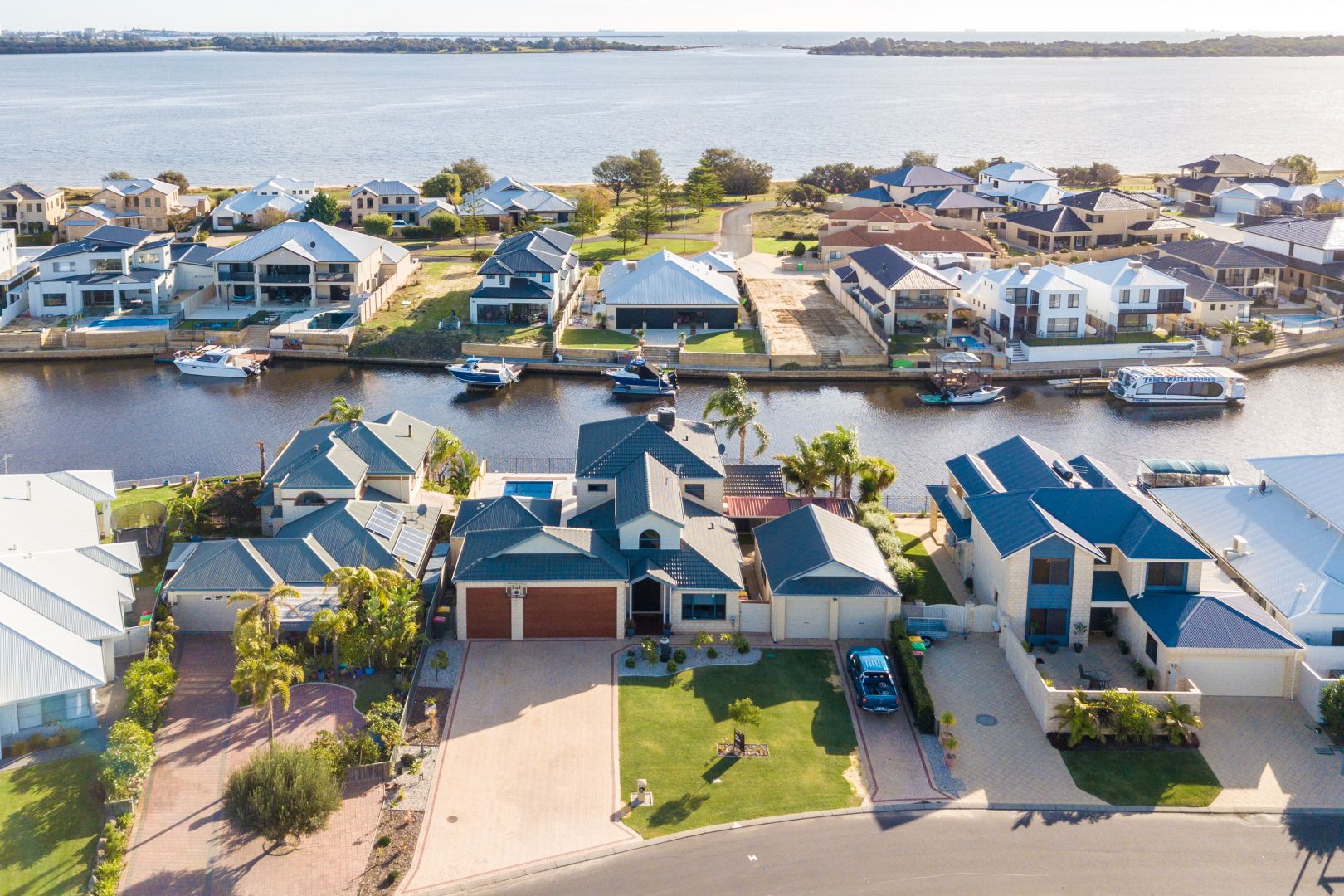 41 Portofino Crescent, Pelican Poin Property History & Address