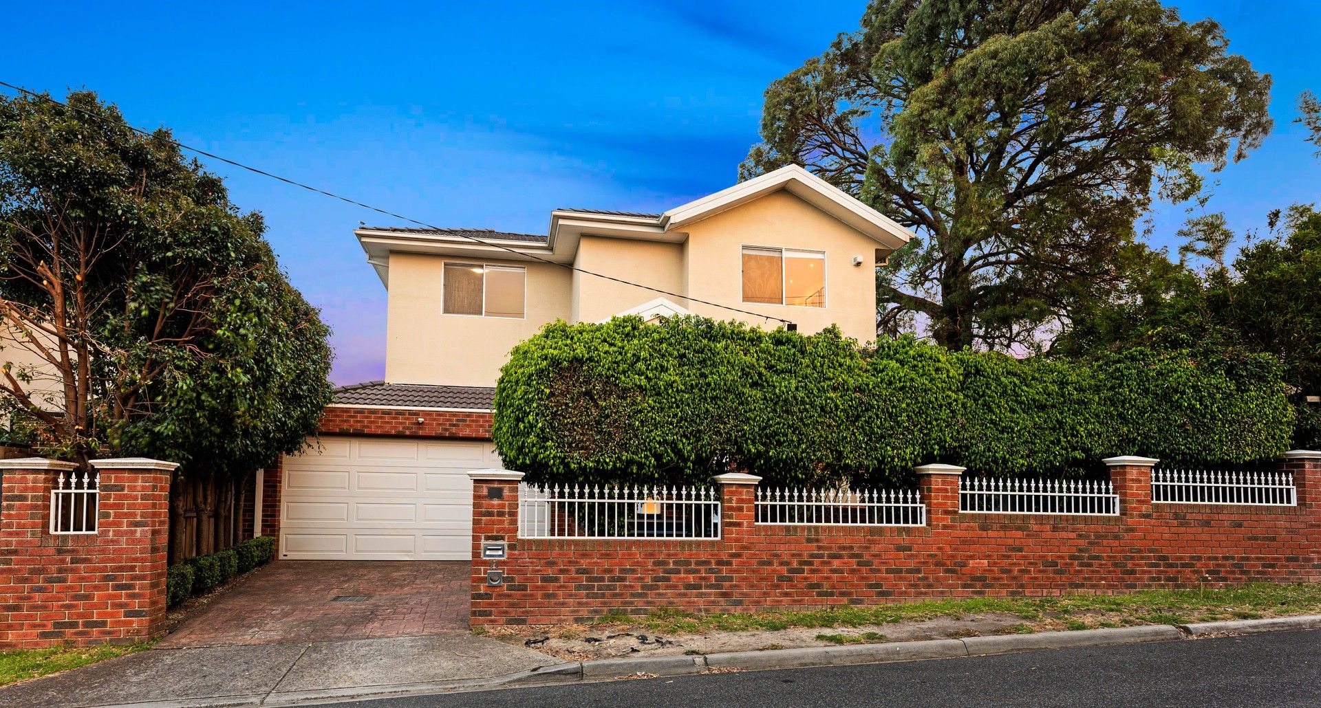 4 bedrooms House in 11 Mcgowans Lane BURWOOD VIC, 3125