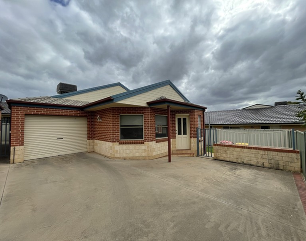 4/5 Cedar Street, Leeton NSW 2705