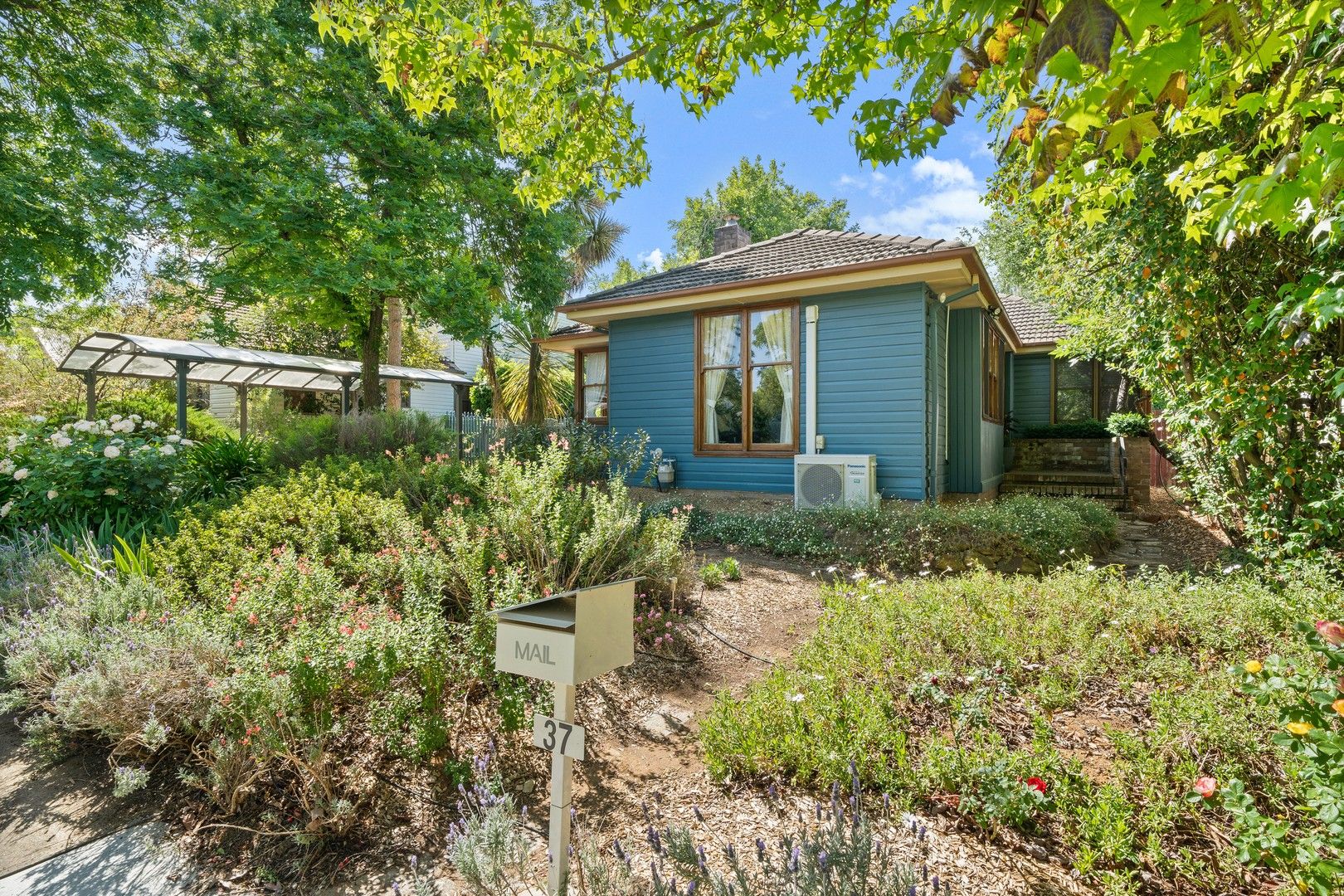 3 bedrooms House in 37 Turner Place YARRALUMLA ACT, 2600