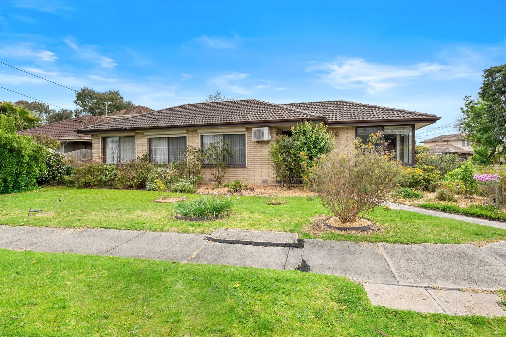 3 bedrooms House in 15 Sandhurst Crescent BUNDOORA VIC, 3083