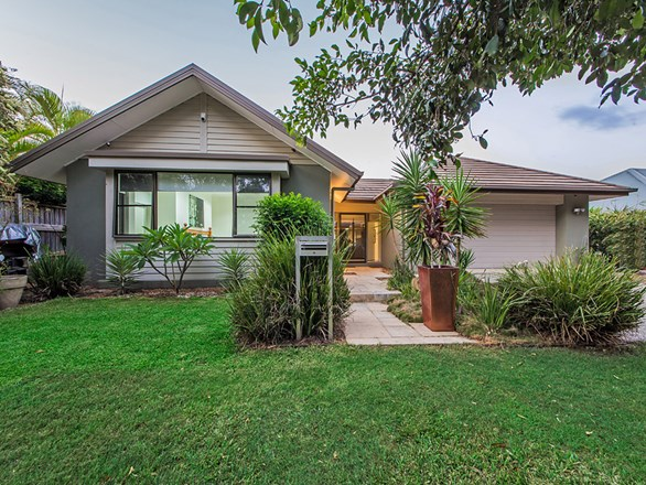 8 Torrens Crescent, Wakerley QLD 4154