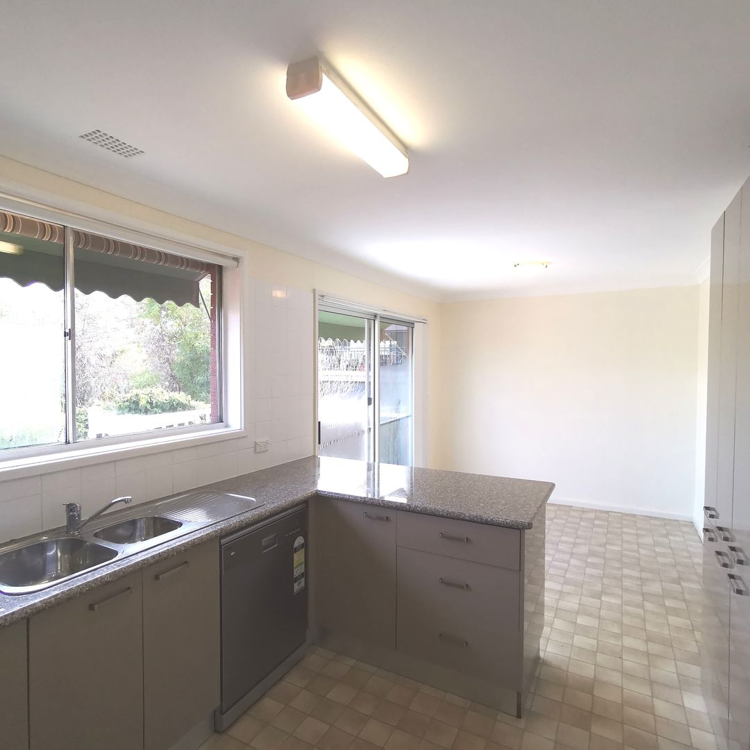 30 Spafford Crescent, Farrer ACT 2607, Image 2