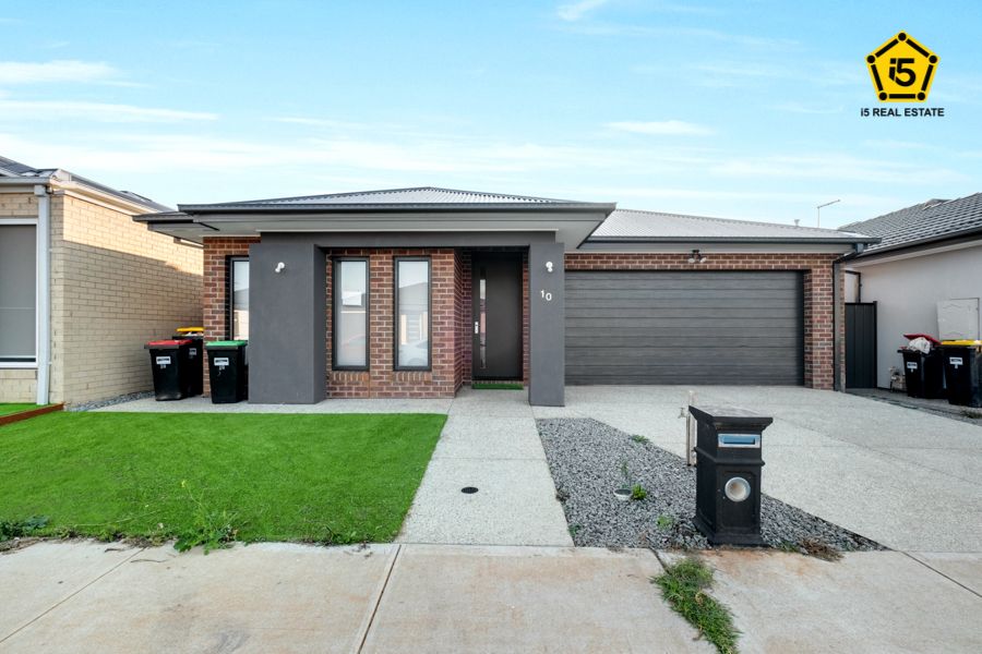 4 bedrooms House in 10 Hutingfield Street THORNHILL PARK VIC, 3335