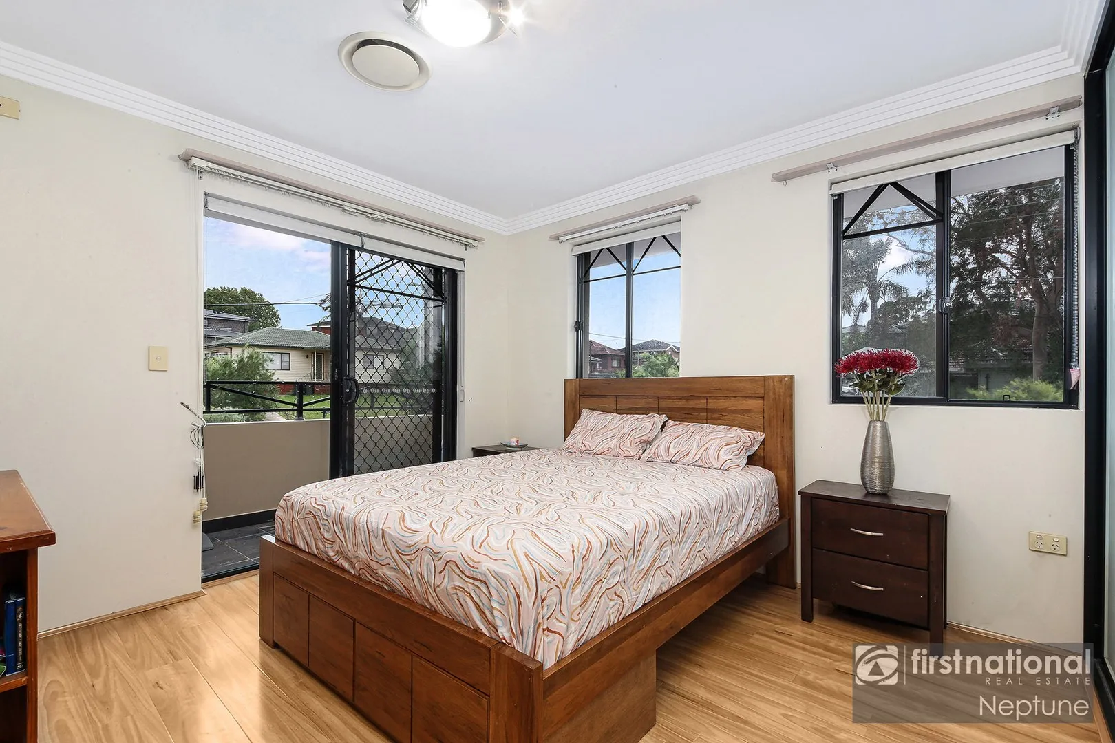 NO STRATA, NORTH-FACING SOLID DOUBLE-BRICK DUPLEX WITH CONCRETE SLABS ON GROUND AND FIRST FLOOR - QUALITY PROPERTY! – pohled 6