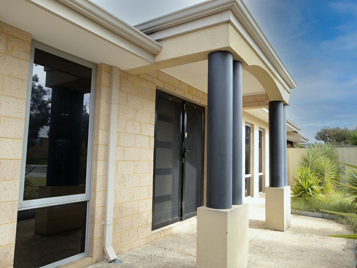 4 bedrooms House in 122 Golf Links Drive CARRAMAR WA, 6031