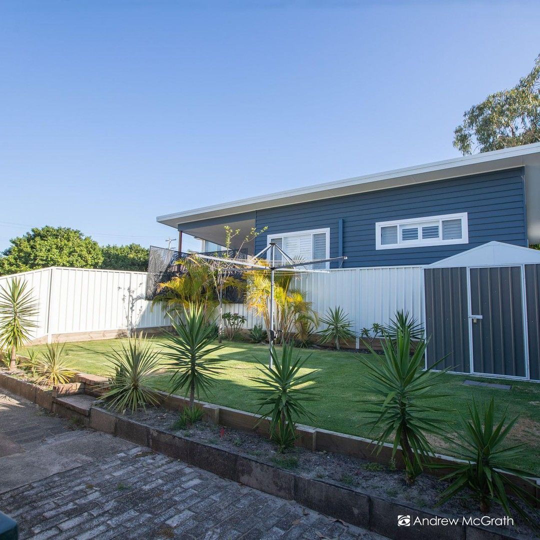 3 bedrooms House in 4 Caldwell Street CAVES BEACH NSW, 2281