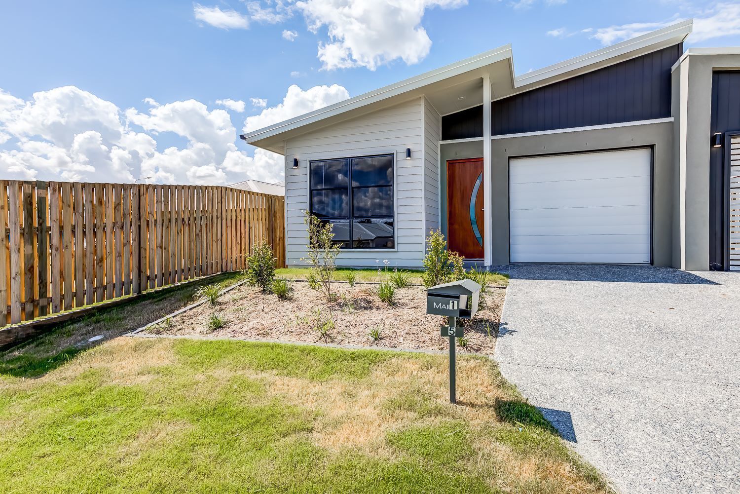 3 bedrooms House in 1/5 Merino Street PARK RIDGE QLD, 4125