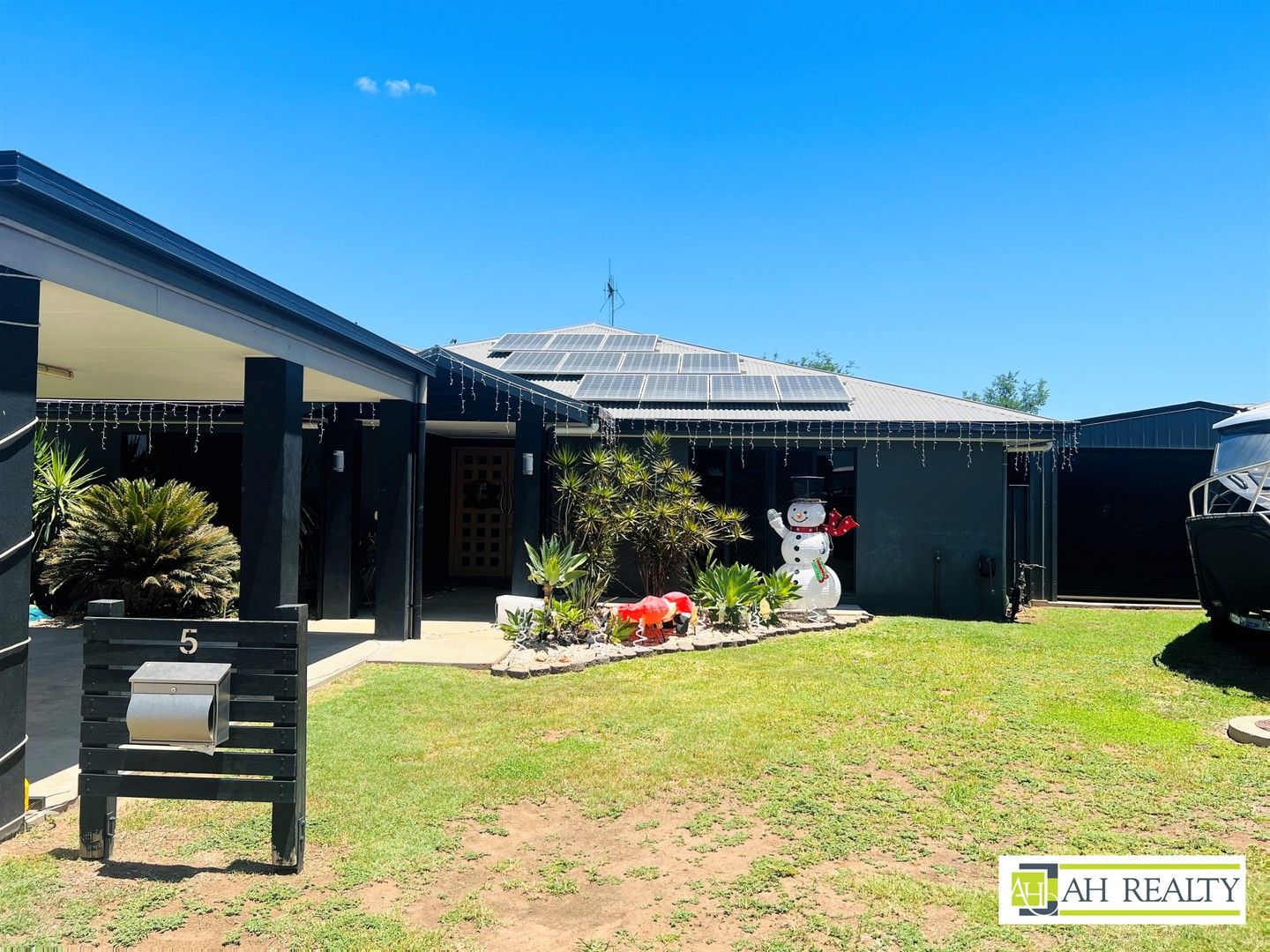5 bedrooms House in 5 Longman Drive MORANBAH QLD, 4744