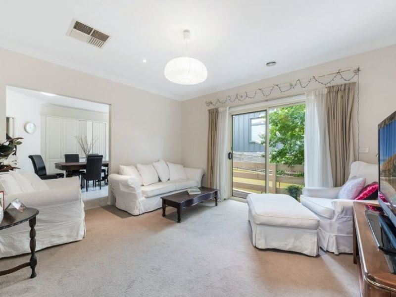 2/11 Roslyn Street, Strathmore VIC 3041, Image 0