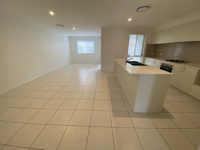 31 Highland Close, Macquarie Links NSW 2565, Image 0